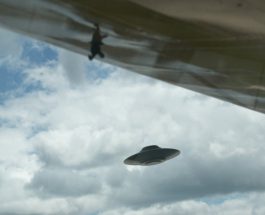 OZN filmat de un pasager prin hublou