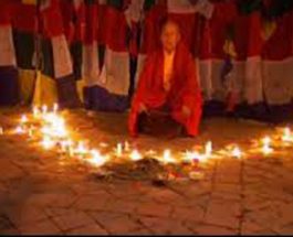 Un călugăr buddhist din Nepal face levitaţie